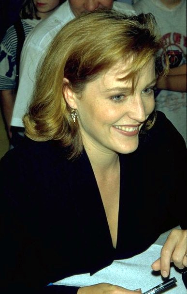 Gillian Anderson pic loading...
