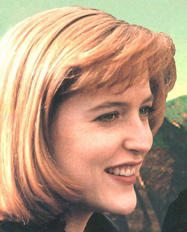 Gillian Anderson pic loading...