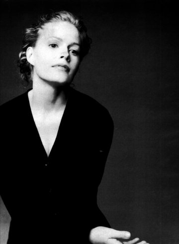 Elisabeth Shue pic loading...