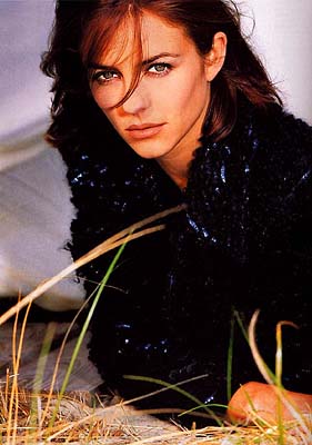 Elizabeth Hurley pic loading...