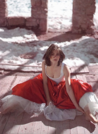 Elizabeth Hurley pic loading...