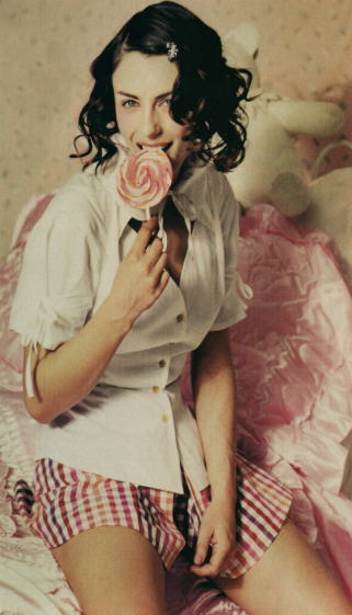 Elizabeth Hurley pic loading...