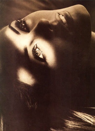 Elizabeth Hurley pic loading...