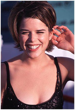Neve Campbell pic loading...