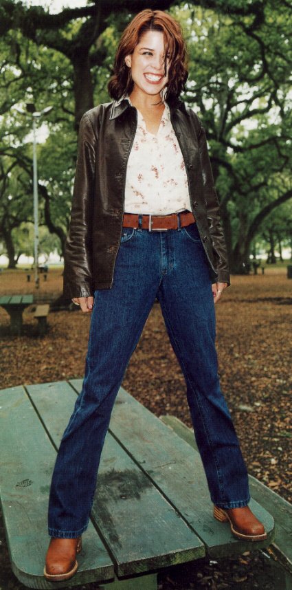 Neve Campbell pic loading...