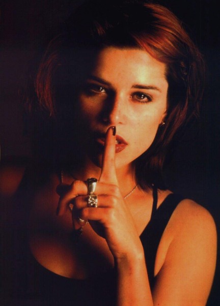 Neve Campbell pic loading...