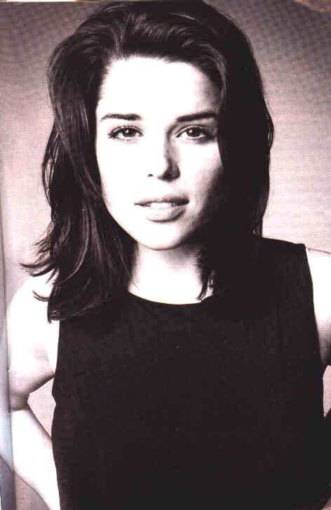 Neve Campbell pic loading...