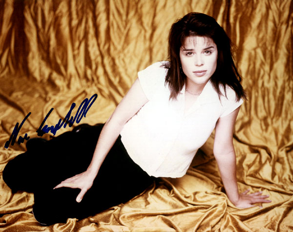 Neve Campbell pic loading...